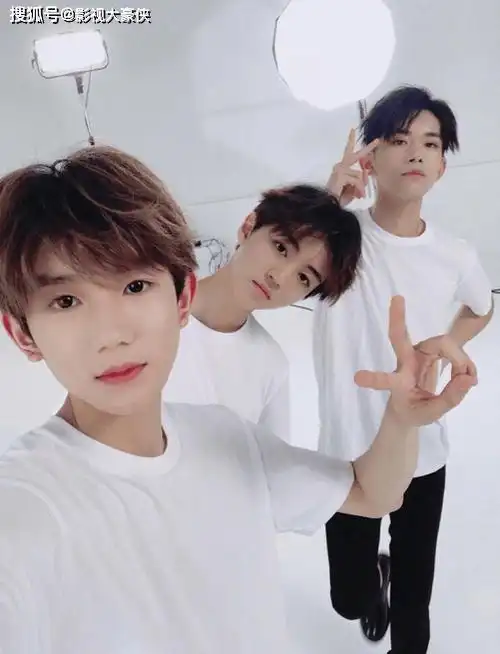 官博文案似有深意,2万粉丝连夜掀起讨论狂潮_王俊凯_组合_评论