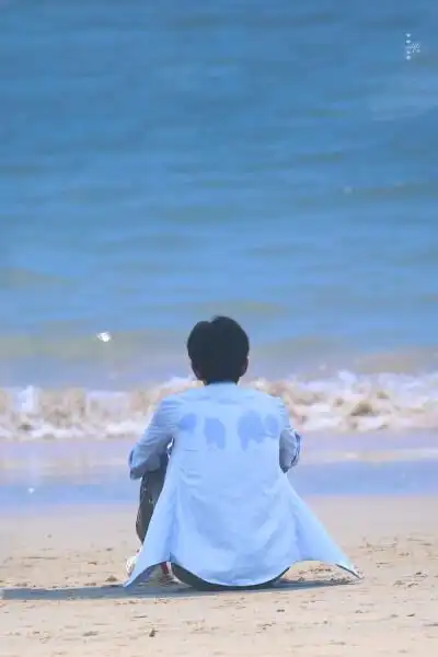 少年与海(赞比的背影真的可爱) #肖战# #图源微博