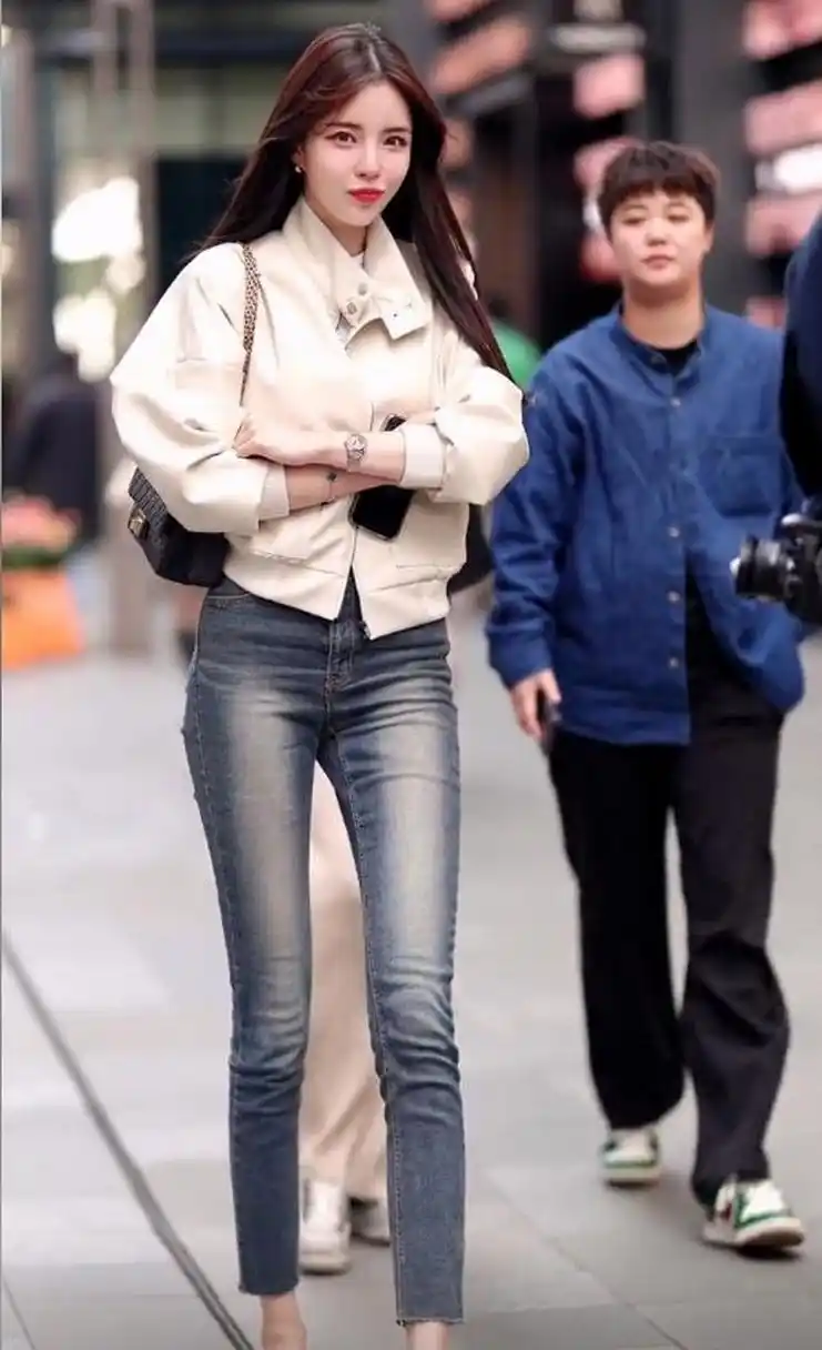 街拍牛仔裤美女#时尚街拍美女