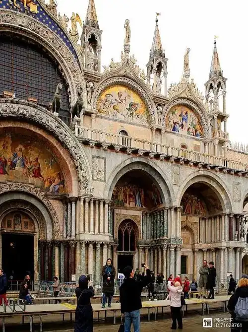 重建于1043-1071年,曾是中世纪欧洲最大的教堂,是威尼斯建筑艺术的