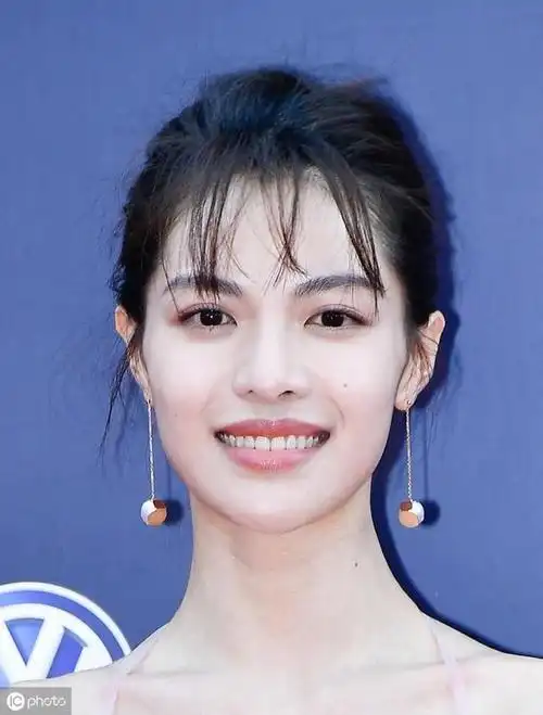 《芳华》女主钟楚曦——一个在文艺与时尚霸气之间自如转换的女子