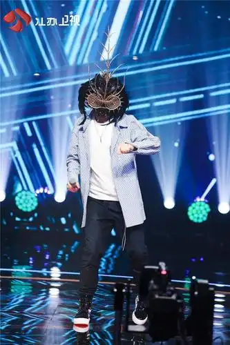 《蒙面唱将猜猜猜》喜迎本季首度双揭面 大咖身份让猜评团全员献膝盖