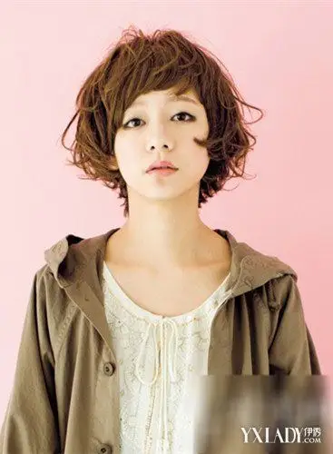 女生电发发型蓬松设计显个性