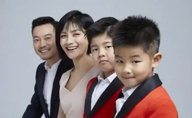 沙溢迎42岁生日胡可晒全家合影送祝福