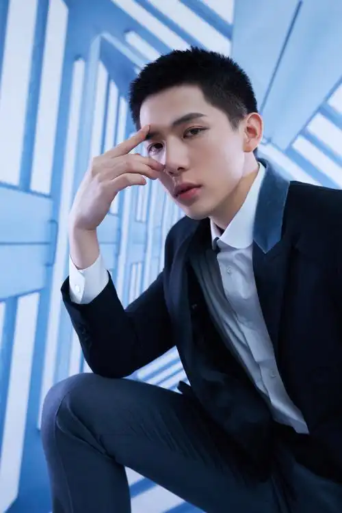 简介:型男王安宇绅士帅气写真图片,分享一组王安宇图片给大家,图中的