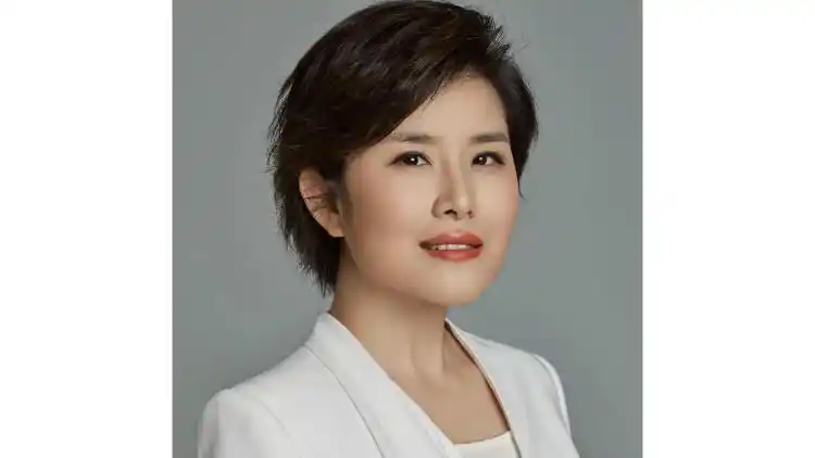 《文化正午》《面对面》《24小时》《新闻1 1》等多档知名节目主持人