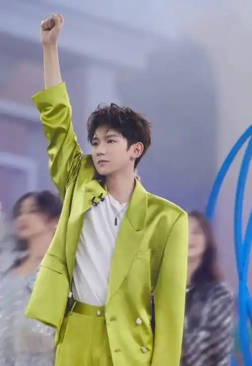 王源自爆在学校做过的最热血事情是,边吃作业,边赶火锅,好搞笑_舞台