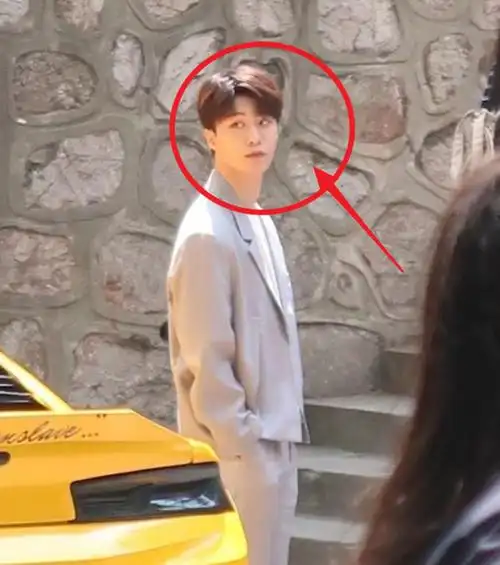 关晓彤范丞丞路透曝光,两人身高差好有cp感,网友:鹿晗要吃醋了