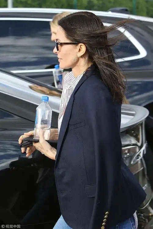 组图柯特妮美发备战奥斯卡披西装健步疾走霸气十足