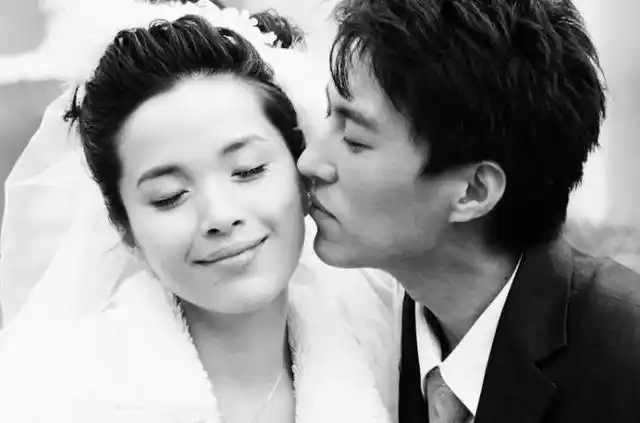 靳东夫妇罕同框李佳挽老公胳臂超甜夫妻俩抽烟聊天默契十足