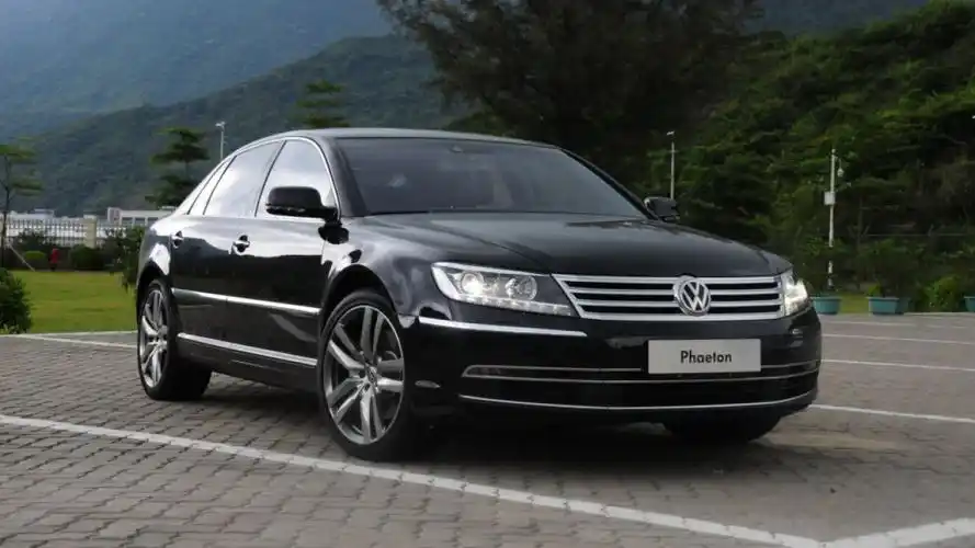 实拍黑色大众辉腾