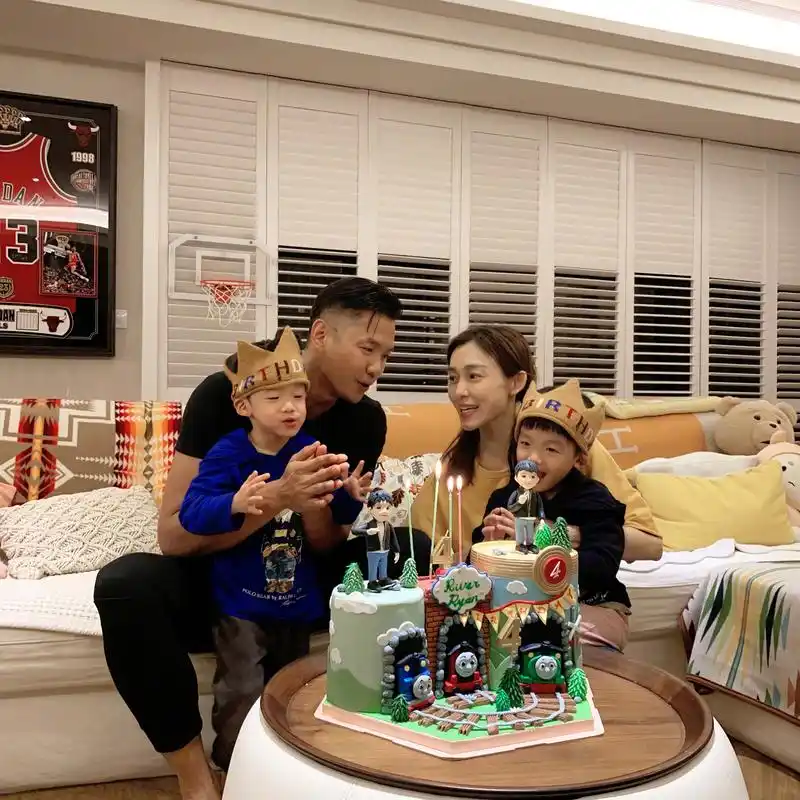 happy 4 year old my boys~ 真不敢相信轉眼飛翔已經四歲,想起剛出生