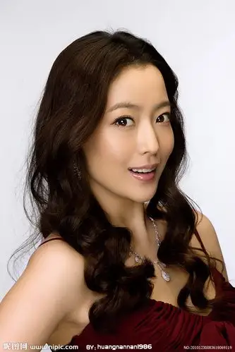 金喜善大尺度秀美背长腿 身材宛如少女似没生产过(图)