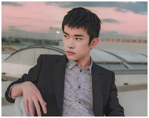 穿西装亮相发布会,这总裁范有内味儿了|易烊千玺|平头|少年_新浪新闻