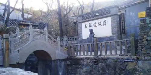 深秋探访马致远故居