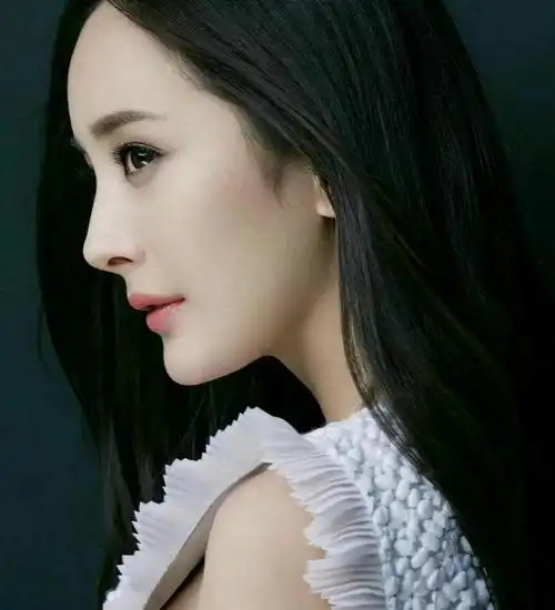 虽然现在很多女生都想要侧脸和正脸都好看,但是鱼和熊掌不可兼得.