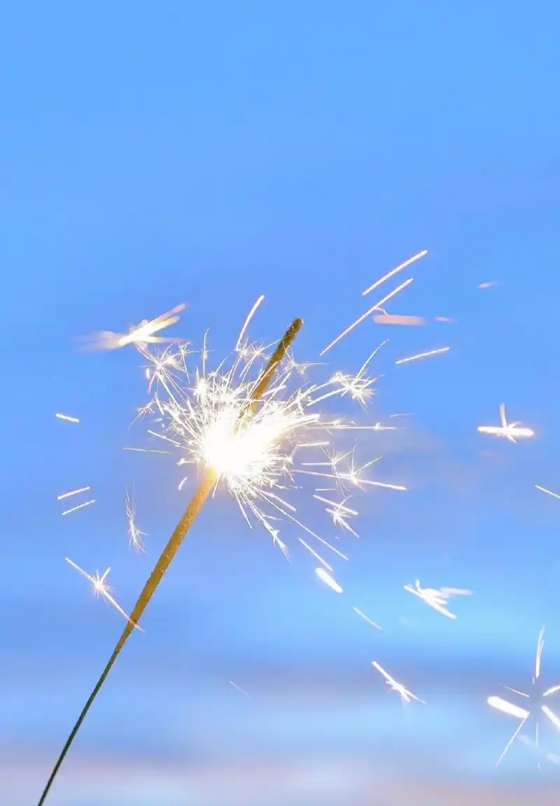 七月心动治愈系蓝天锁屏壁纸 ,"心如花开,面露微笑,一路芬芳,一路向暖