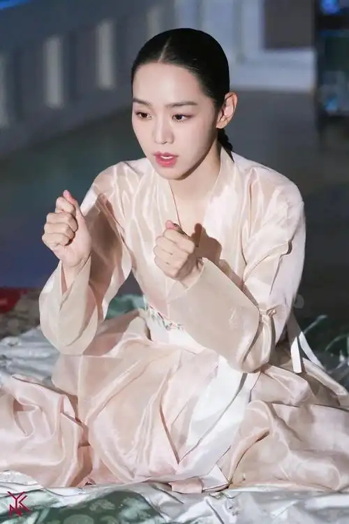 经常出演气质艺术家角色的申惠善,今次竟然抛开女神包袱,扮演"中殿