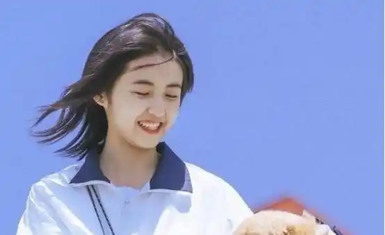 张子枫被网友们亲切地称为"国民妹妹",当年《唐山大地震》中的小方登