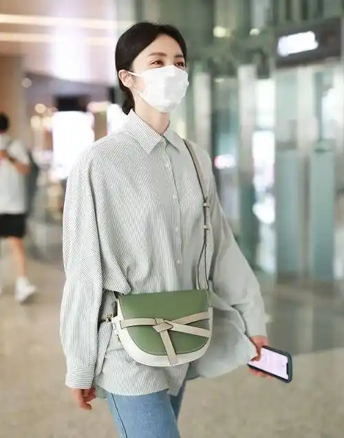 黄磊老婆孙莉,穿衬衫不塞衣角真时髦,裤脚卷到小腿不