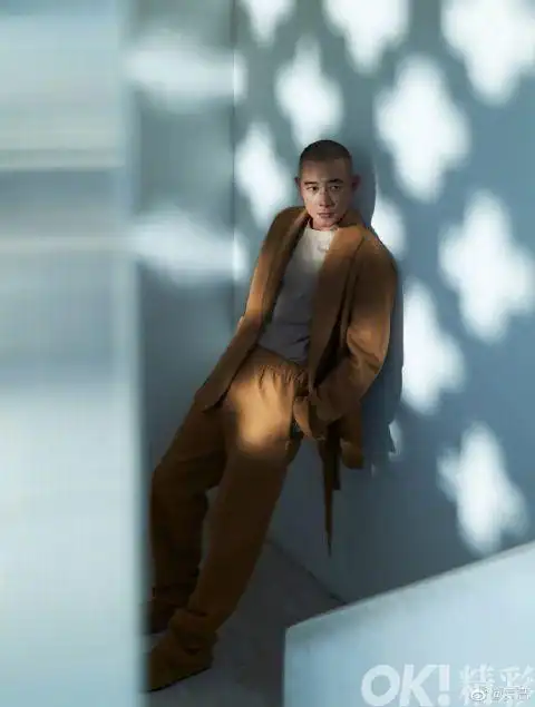"图中的他以光头造型示人,展现硬朗帅气的一面,本尊还不忘调侃自己为"