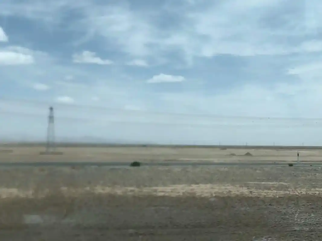 穿越无人区——青海柴达木盆地.柴达木盆地,东西长800多千米 - 抖音