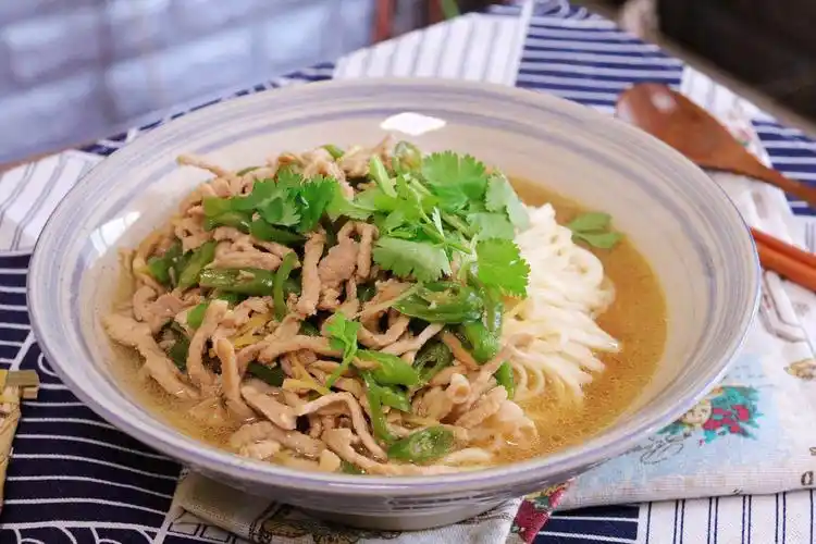 天热了,就馋这一碗青椒肉丝面,卤香面滑汤汁清甜,肠胃也舒服