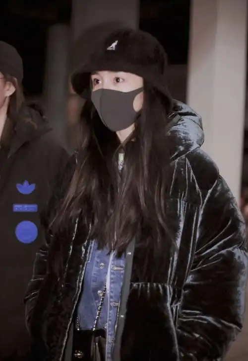 杨幂戴着帽子和口罩包裹得十分严实,一身潮装搭配非常有范儿?