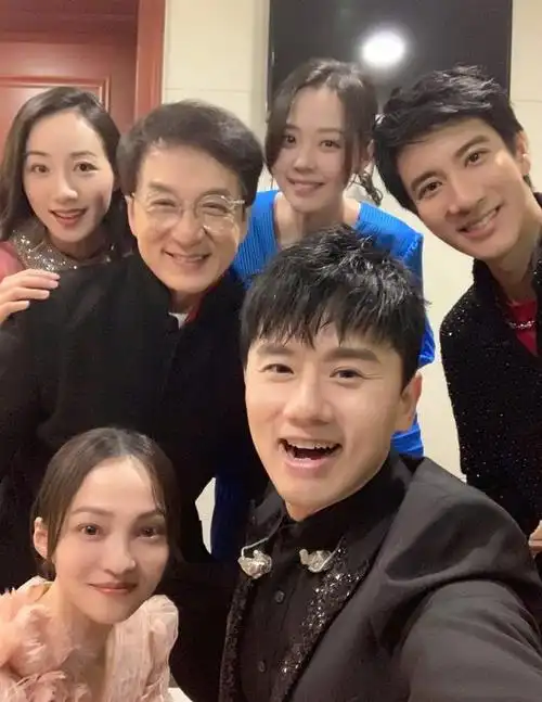 张靓颖晒群星合影,把成龙和张杰p得像同龄人,最爱王力宏