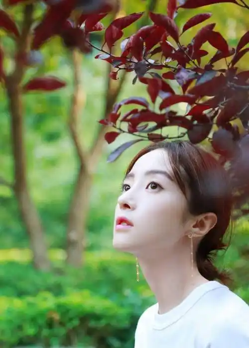 胡冰卿还是那么清纯,穿白t恤配红蓝碎花裙,容颜精致美如初恋