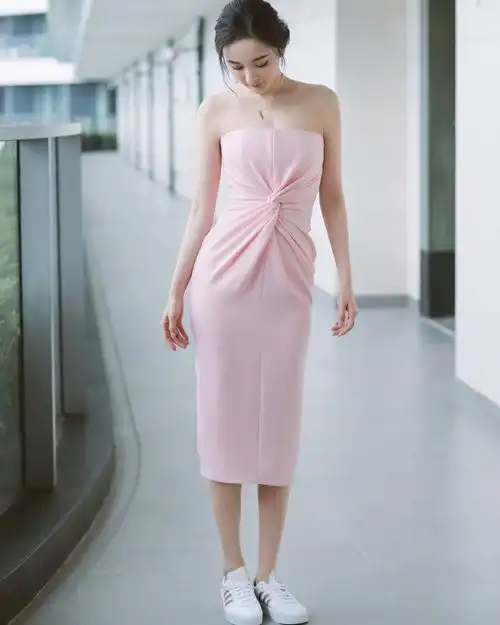 杨幂化身粉红小可爱,一字裙配运动鞋可太少女了