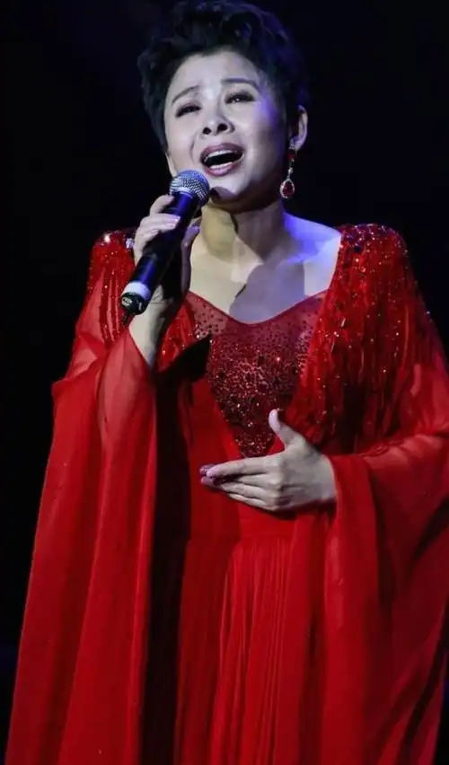 董文华(中国著名女高音歌唱家)_尚可名片