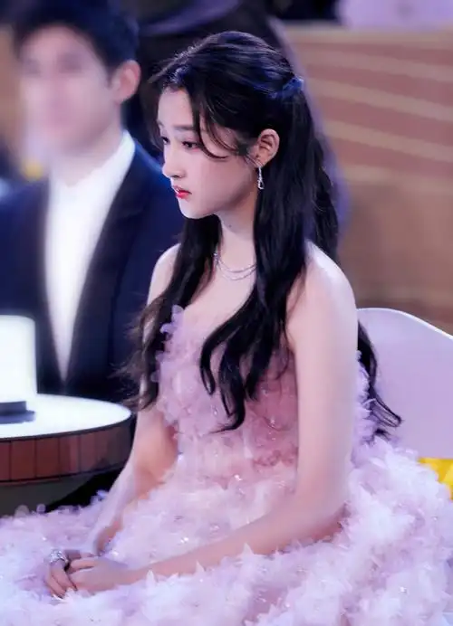 关晓彤:清纯唯美,楚楚动人