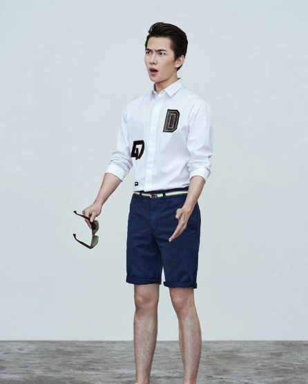 杨洋豁出去了,换装清爽短裤出行,网友:怎么变成这样了