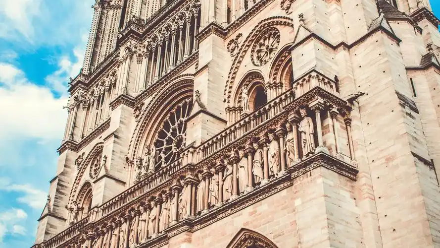 30度开空调一晚上要多少钱(空调一小时制热多少度电)