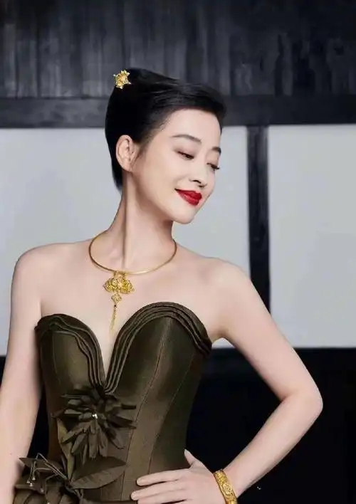 梅婷受刺激了涂红唇戴金项链还罕见秀事业线温婉气质荡然无存