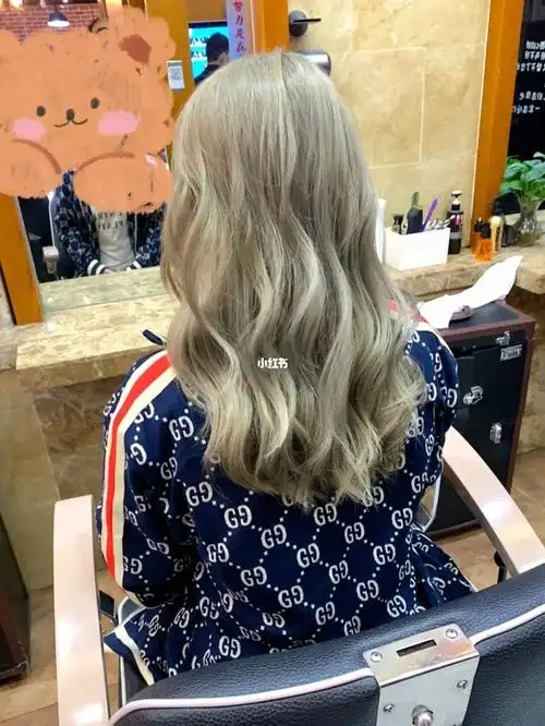 颜色开始染完是灰色然后开始往金色掉,掉了2周后变成了我想要的灰金色