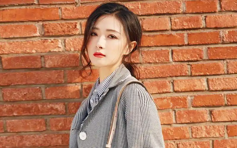 万茜街拍时尚性感写真图片桌面壁纸