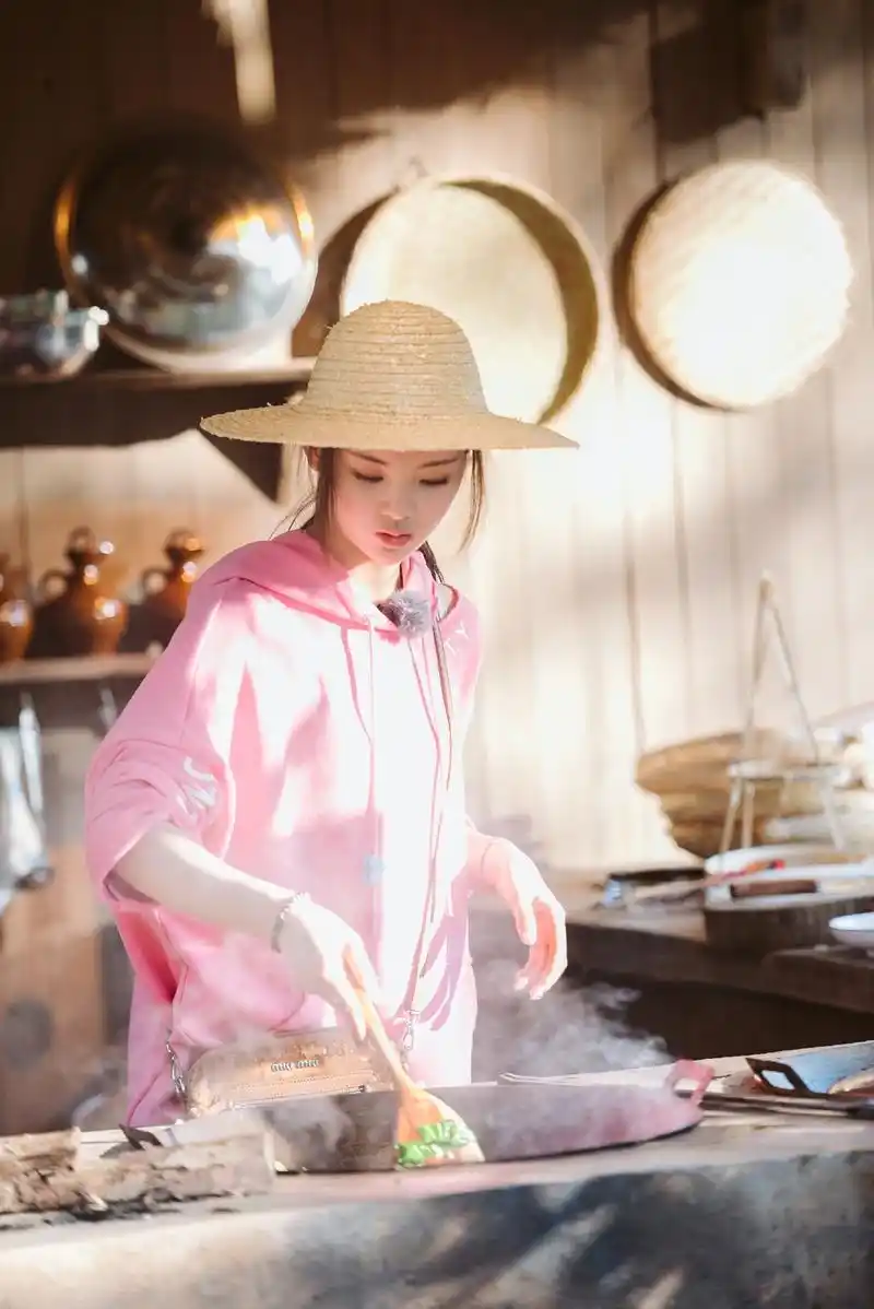 杨超越重回农村做饭如鱼得水,贾乃亮给她打下手