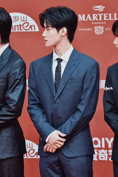 373898穿上一身帅气西装那些年@时代少年团-张真源#时代少年团