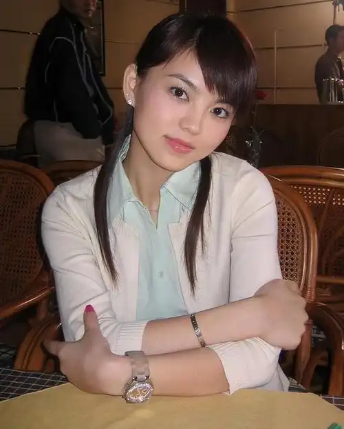 李湘国外生活照!坐在车内高调自拍,13岁的王诗龄越长越不像爸爸