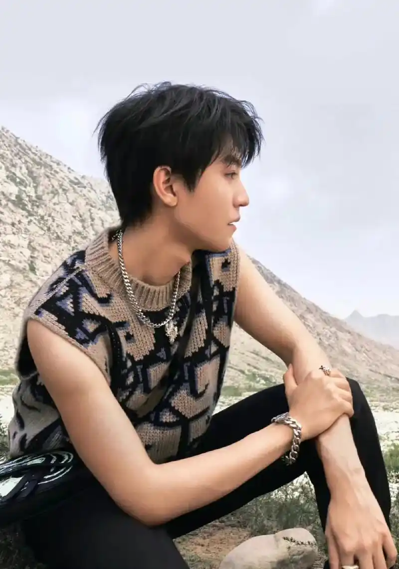 爱死这无袖的衣服啦!069900#王俊凯肌肉 - 抖音