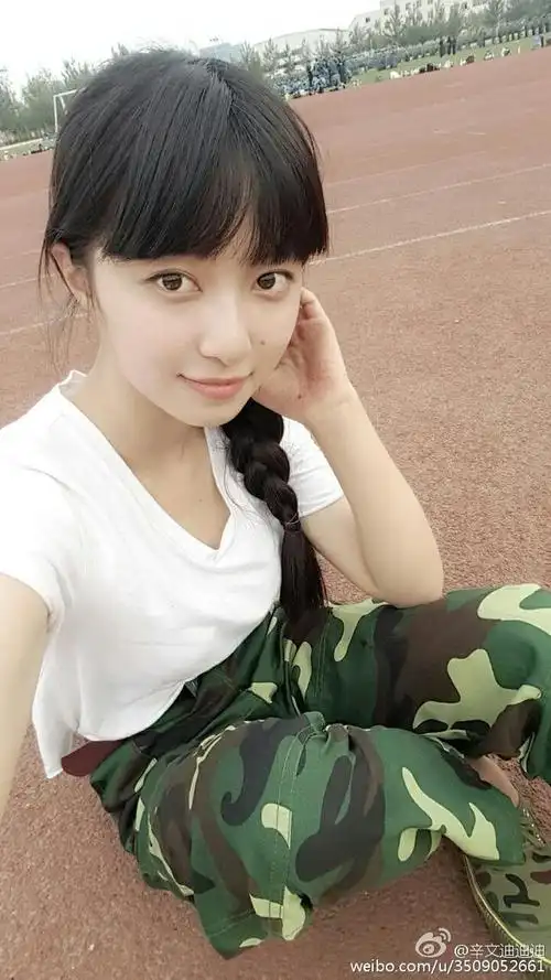 95后校花晒最美校服照