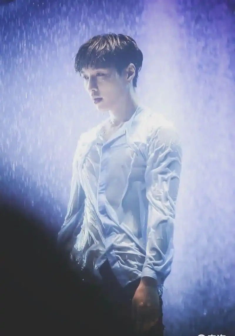 张艺兴湿身图集,美到语塞,身上每一处都透漏着精致和完美