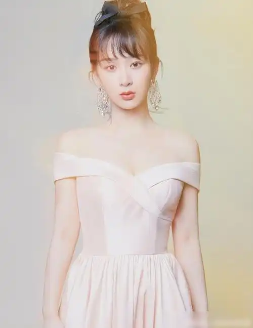 28岁的杨紫身穿淡粉色落肩袖礼服裙散发出浓郁的少女气息