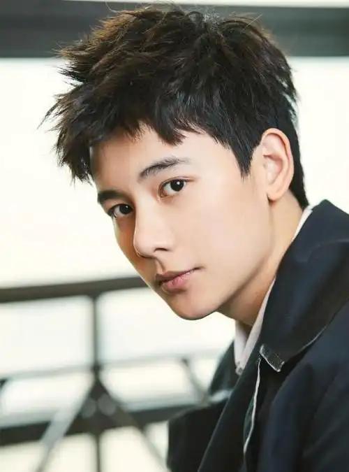 并配以文字"错",疑似是刚刚和胡先煦分手,认为和对方的这段恋情是一个