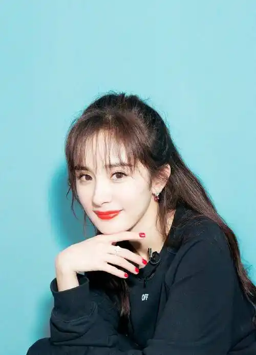 杨幂扎一款马尾辫 法式刘海,高发际线都不见了,颜值回到巅峰_何有强