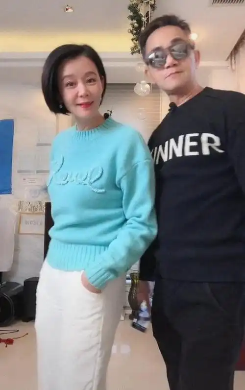 56岁骆达华近0度下水拍戏,嘴唇冻乌紫,挣钱全给老婆买珠宝?