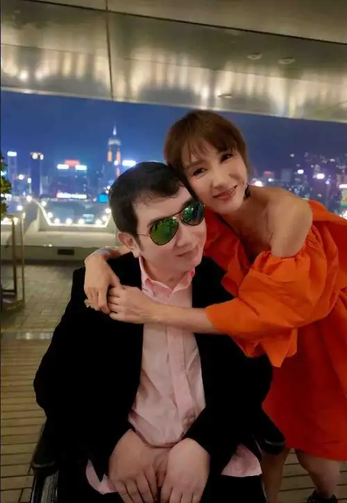 黎姿陪爸妈过节,戴超大宝石耳饰显贵气,瘫痪弟弟罕见露面|黎姿|马廷强