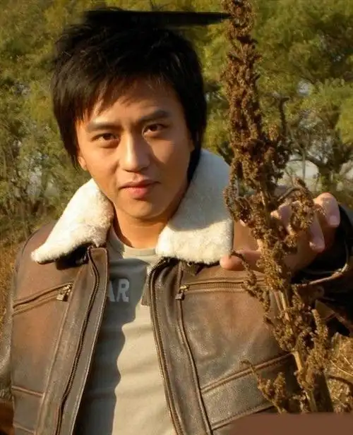 戏疯子邓超早期风衣造型写真图片